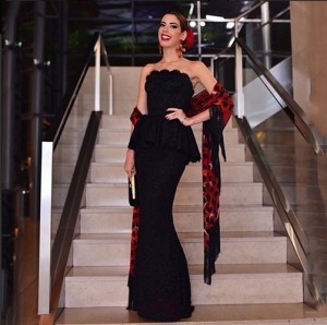 5fev2015---com-look-dolce--gabbana-a-blogueira-camila-coutinho-usou-um-vestido-preto-com-acessorios-vermelhos-remetendo-a-vestimenta-espanhola-1423192575055_502x500